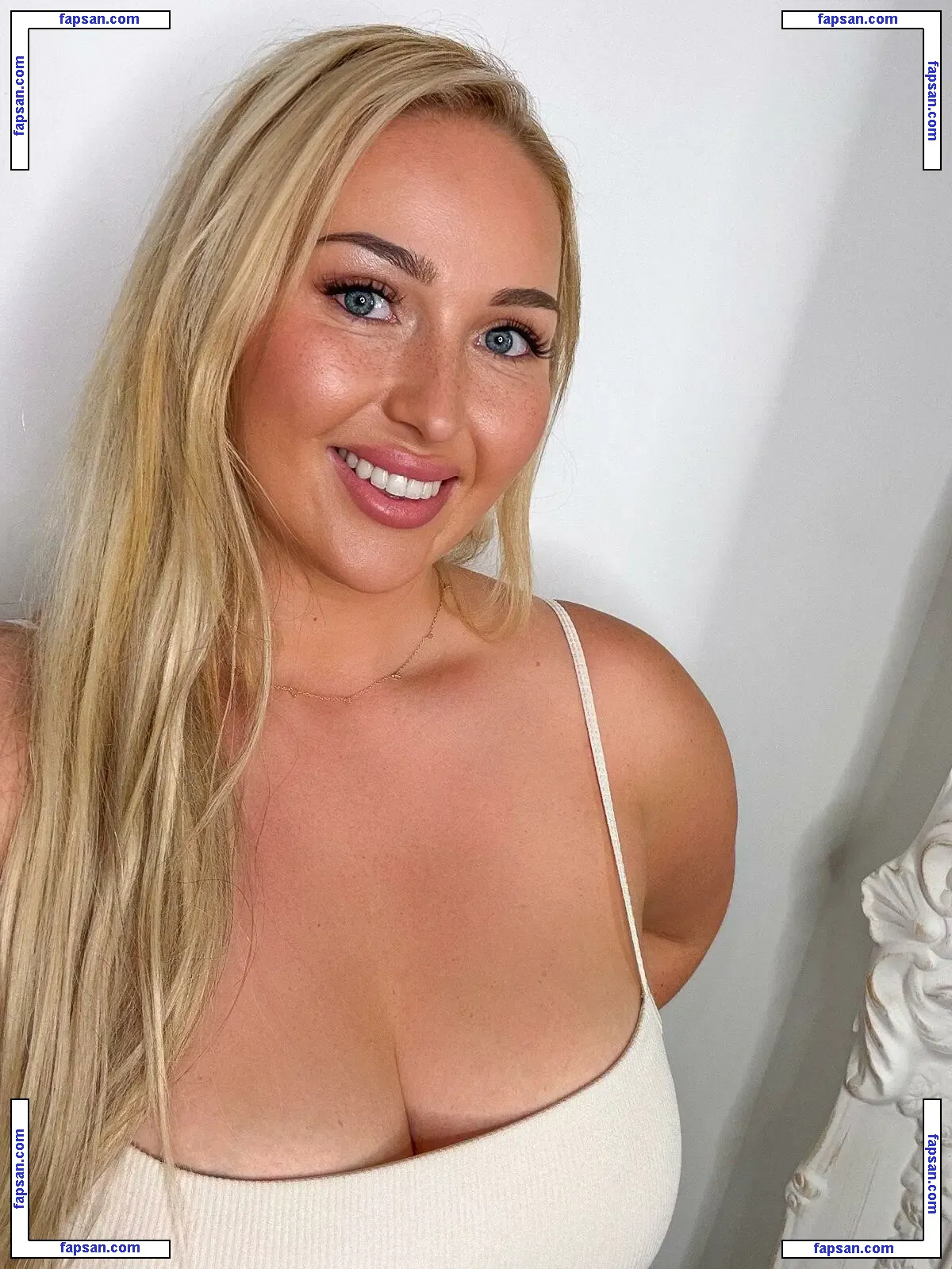 Nora Davis nude photo #0019 from OnlyFans