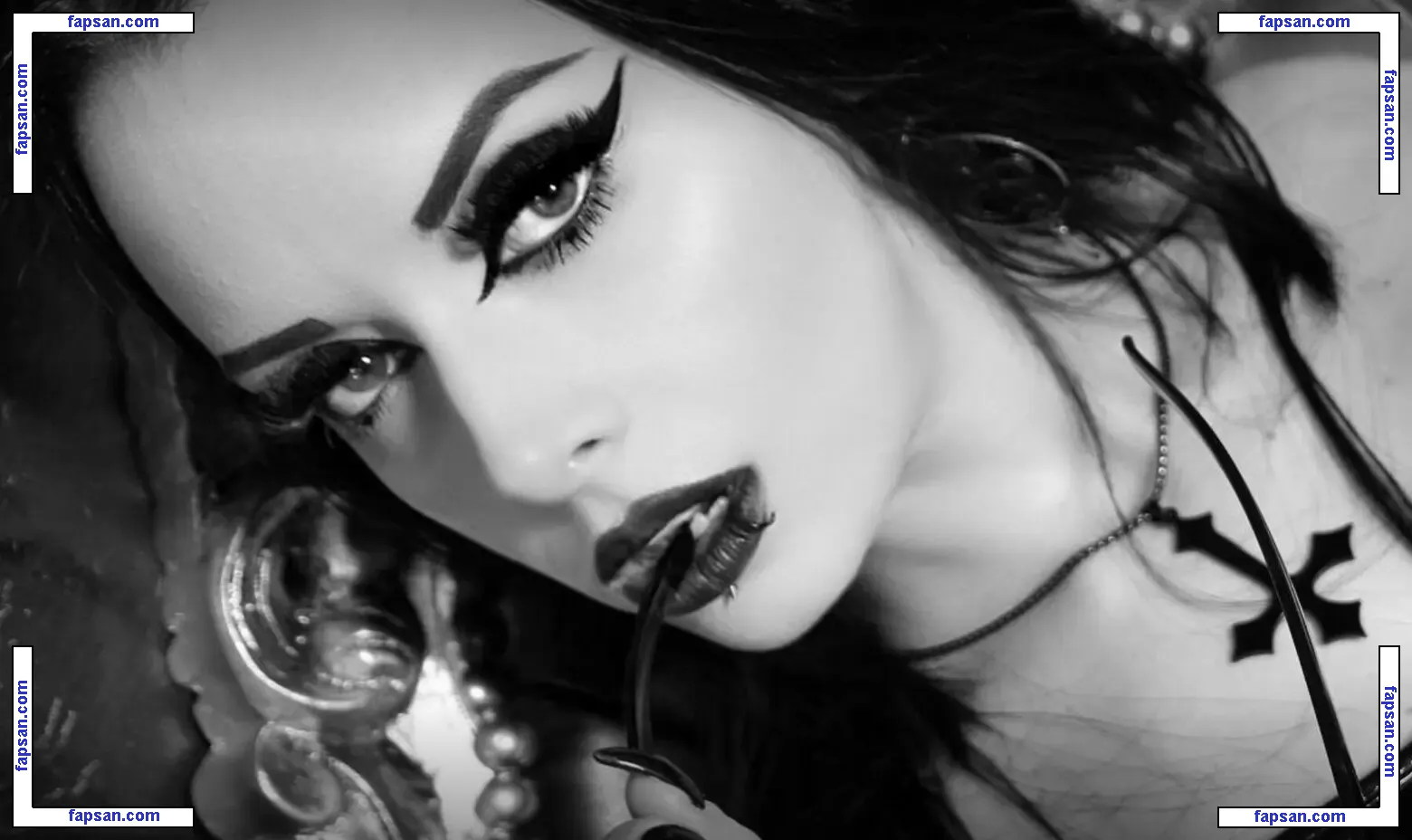 Nyxvampire nude photo #0001 from OnlyFans