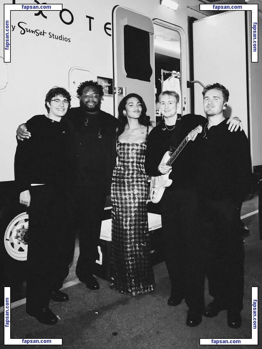 Olivia Dean голая фото #0012 с Онлифанс