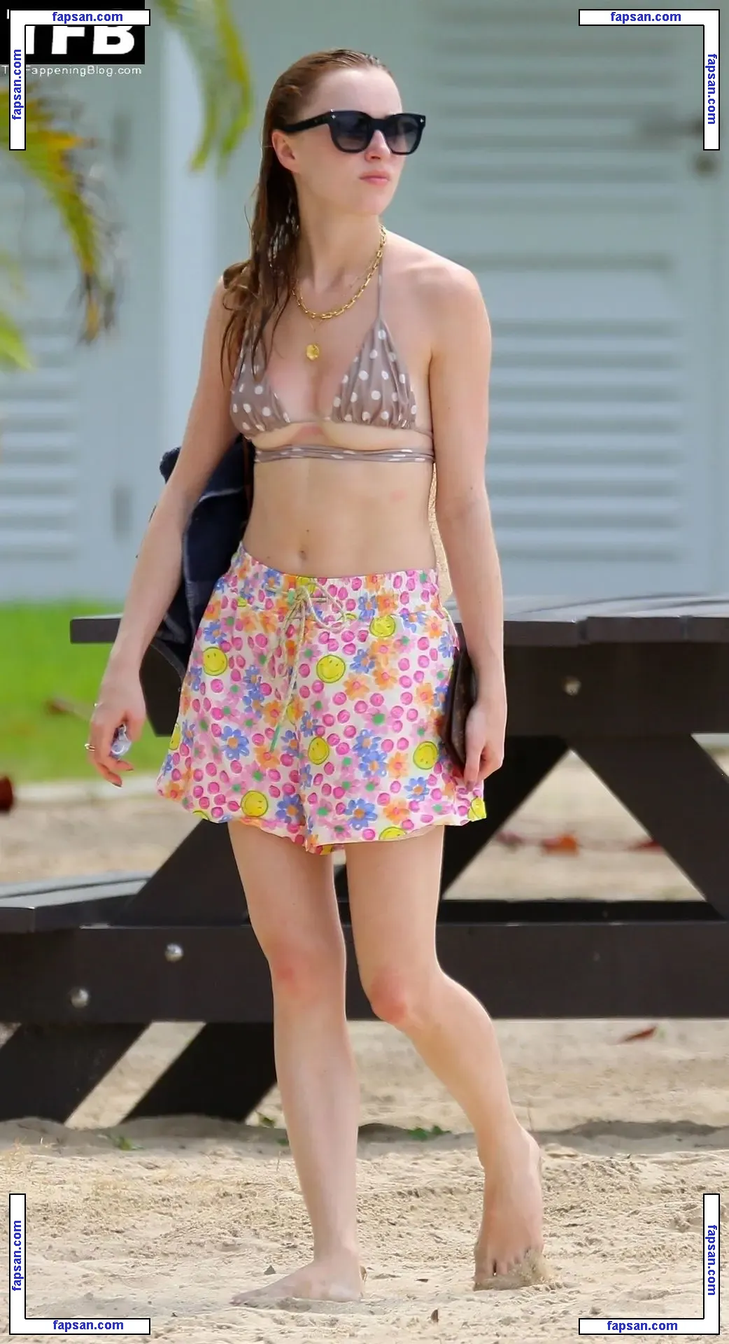 Phoebe Dynevor nude photo #0161 from OnlyFans