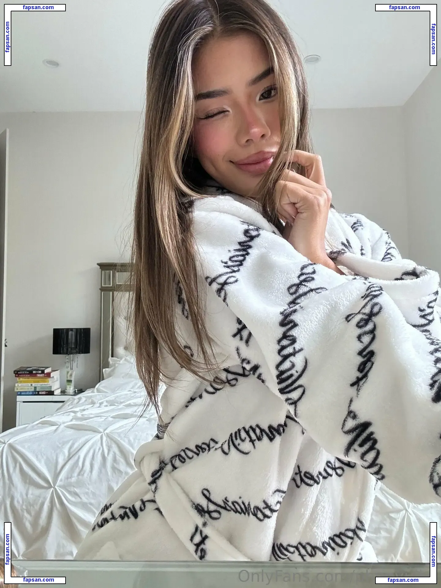 phoeyuibe nude photo #0217 from OnlyFans