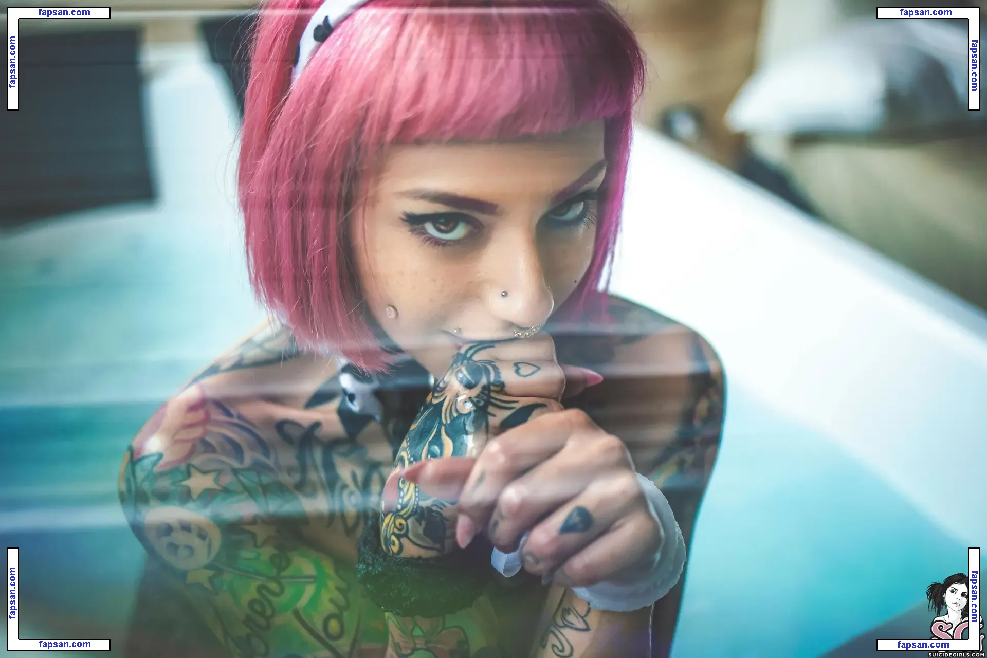 Pink Suicide голая фото #0074 с Онлифанс