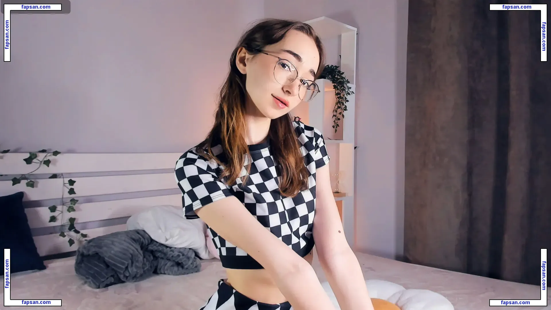 Polly_Bee nude photo #0001 from OnlyFans