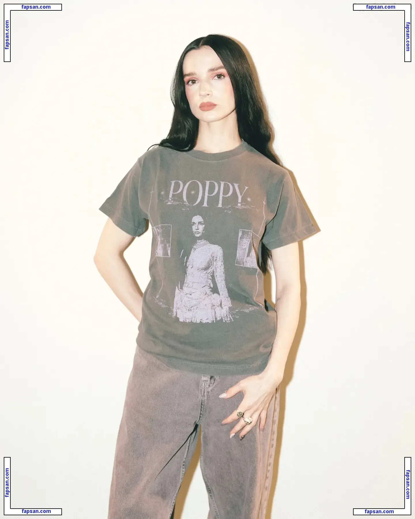 Poppy голая фото #0175 с Онлифанс