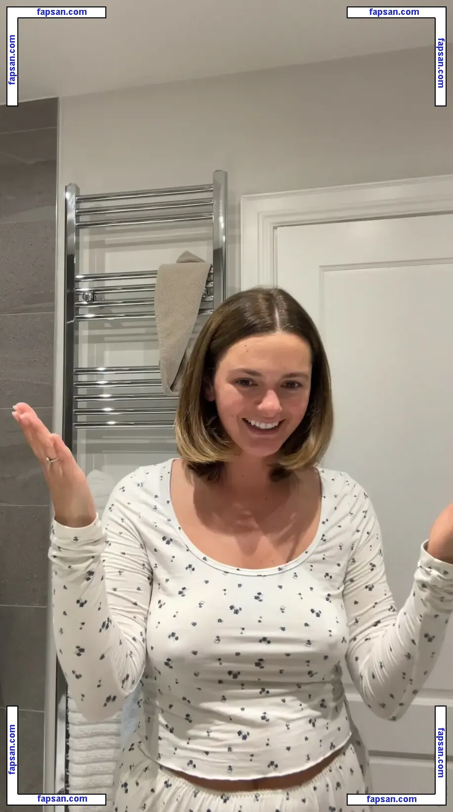 Poppyhollins nude photo #0002 from OnlyFans