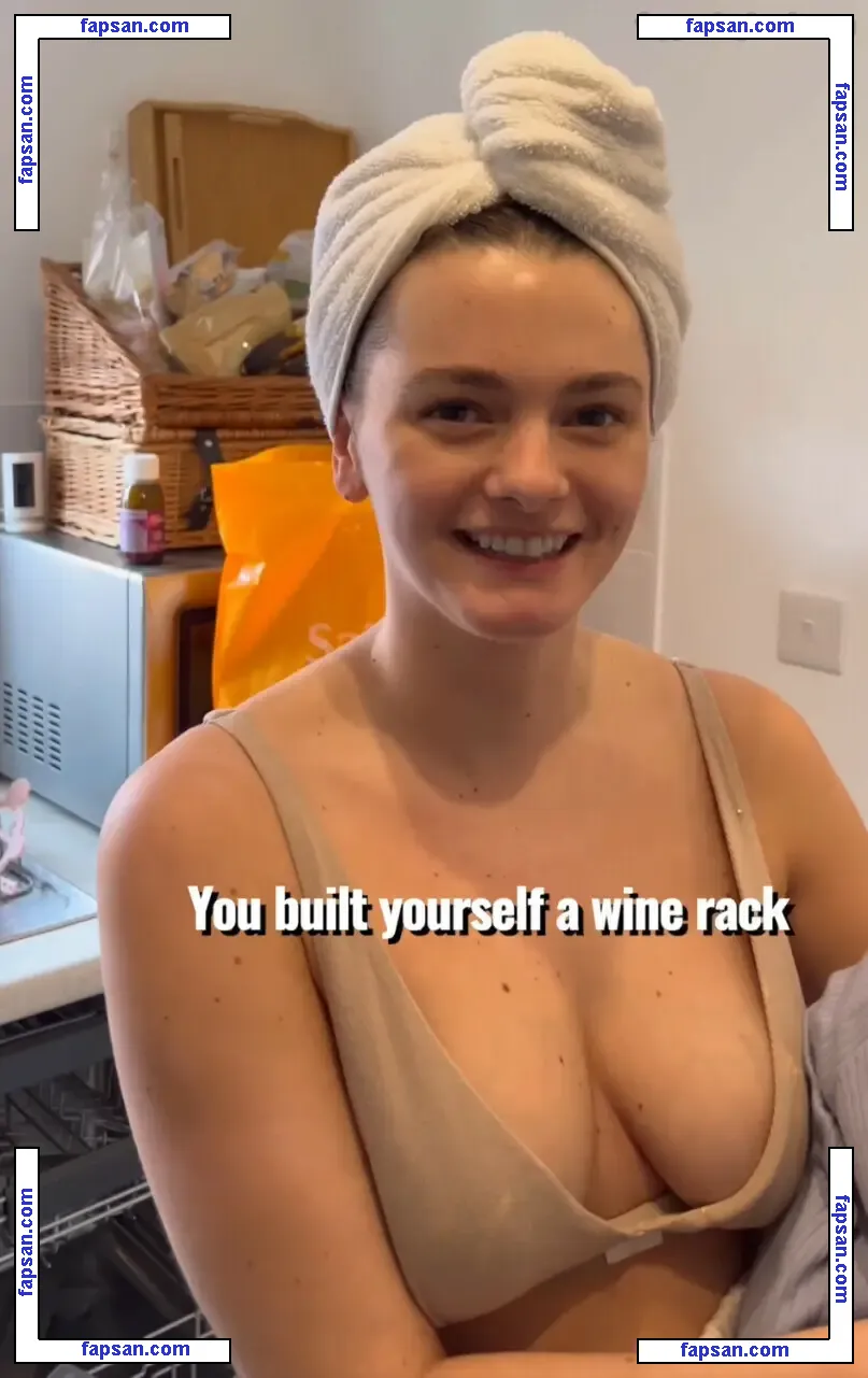 Poppyhollins nude photo #0020 from OnlyFans