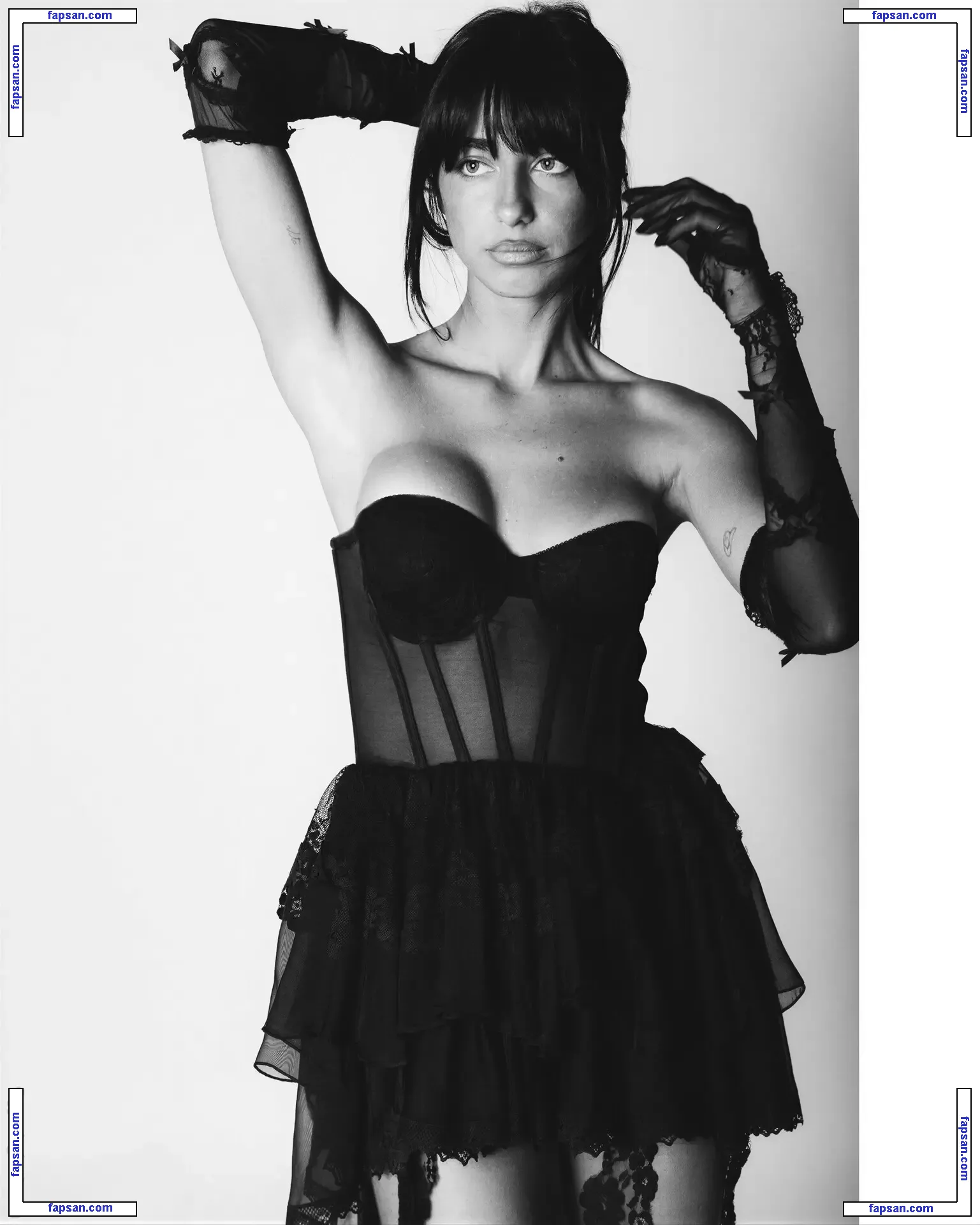 Rachele Santoro голая фото #0003 с Онлифанс