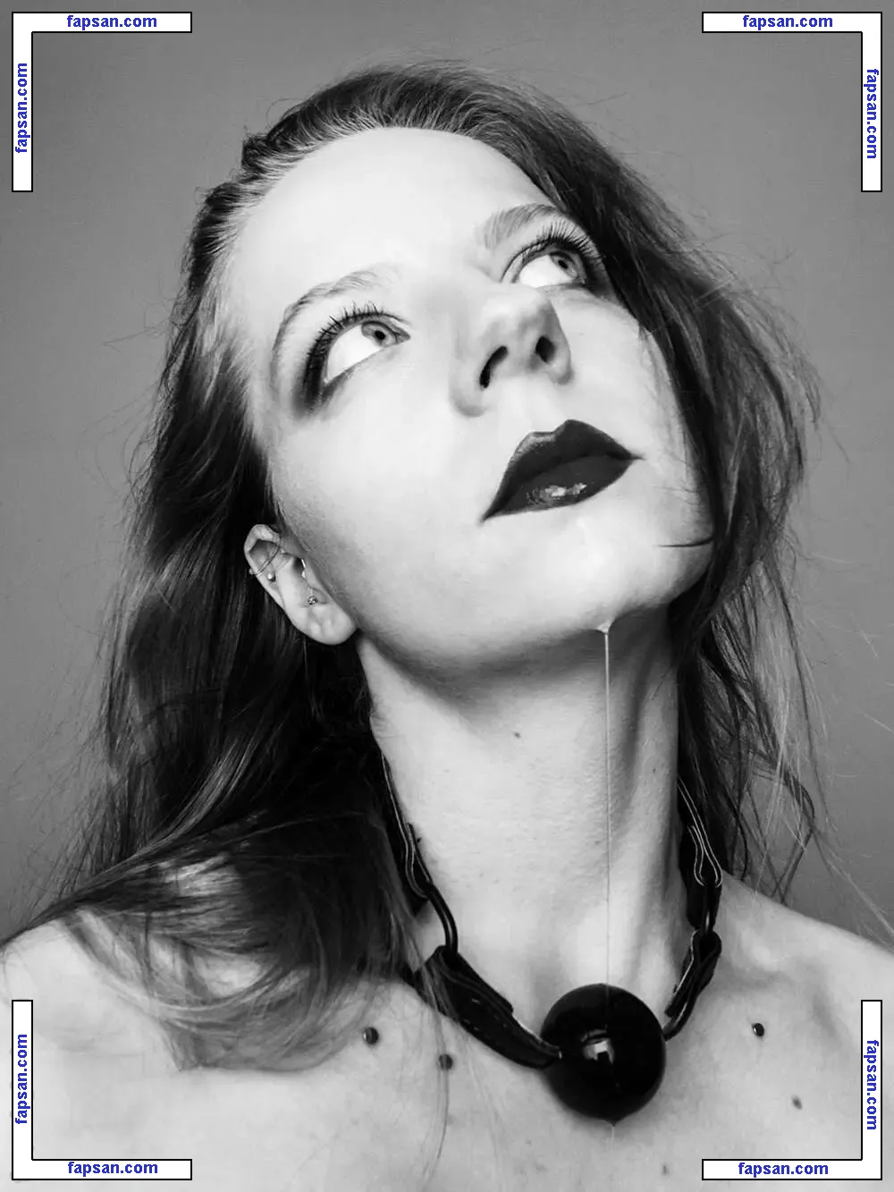 RasAlhagve голая фото #0004 с Онлифанс