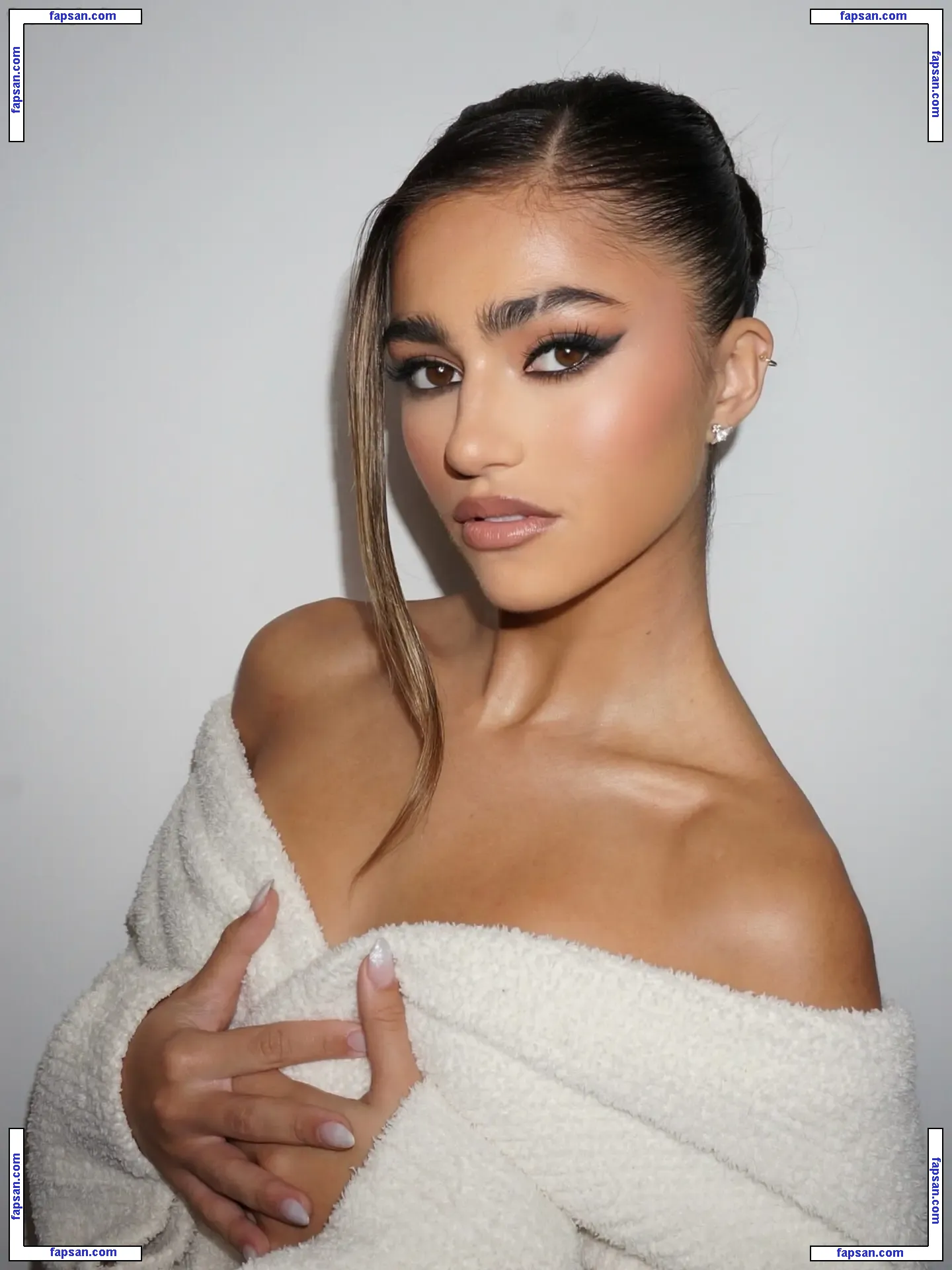 Rayna V nude photo #0006 from OnlyFans