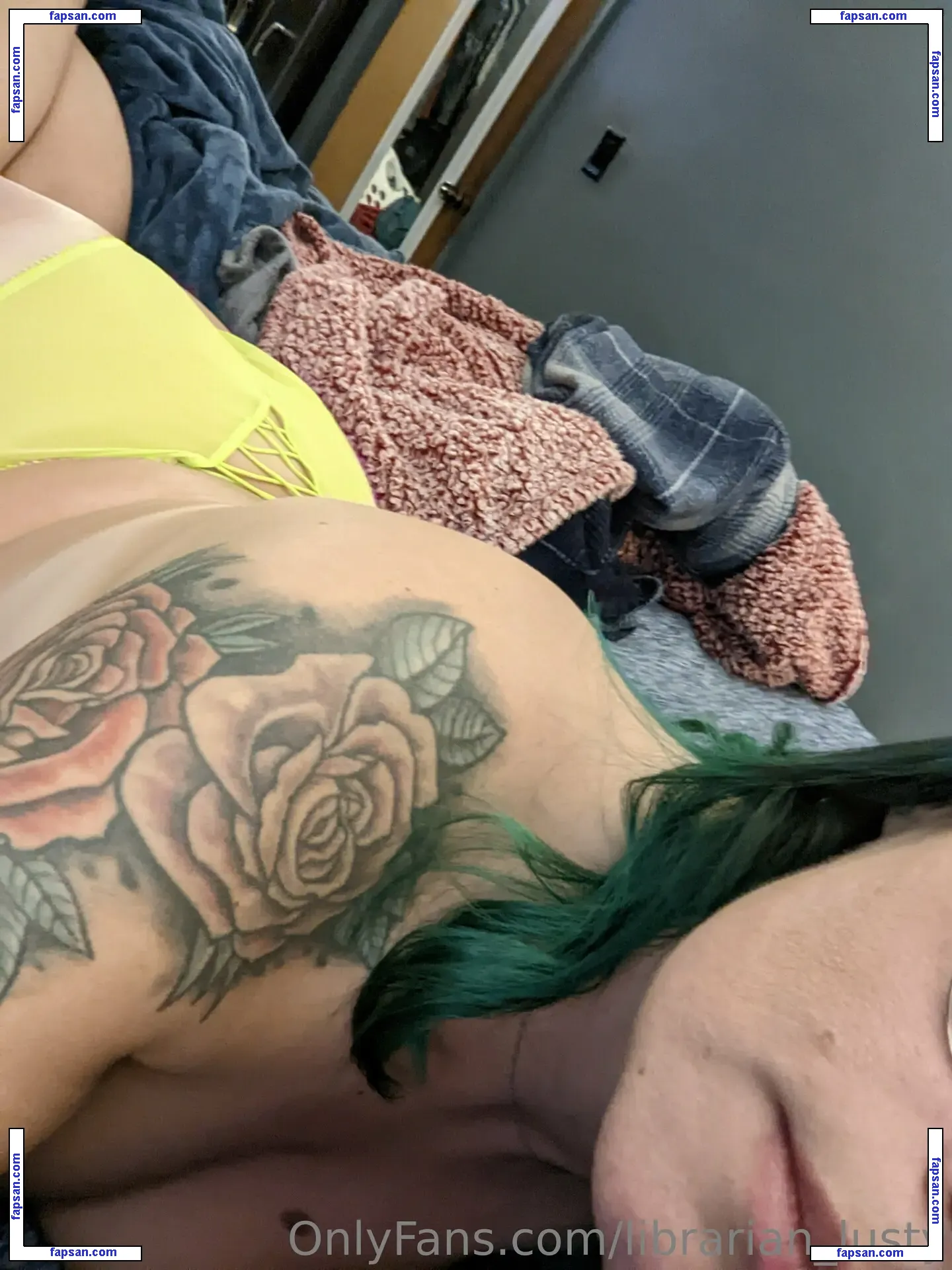reads_everywhere nude photo #0002 from OnlyFans