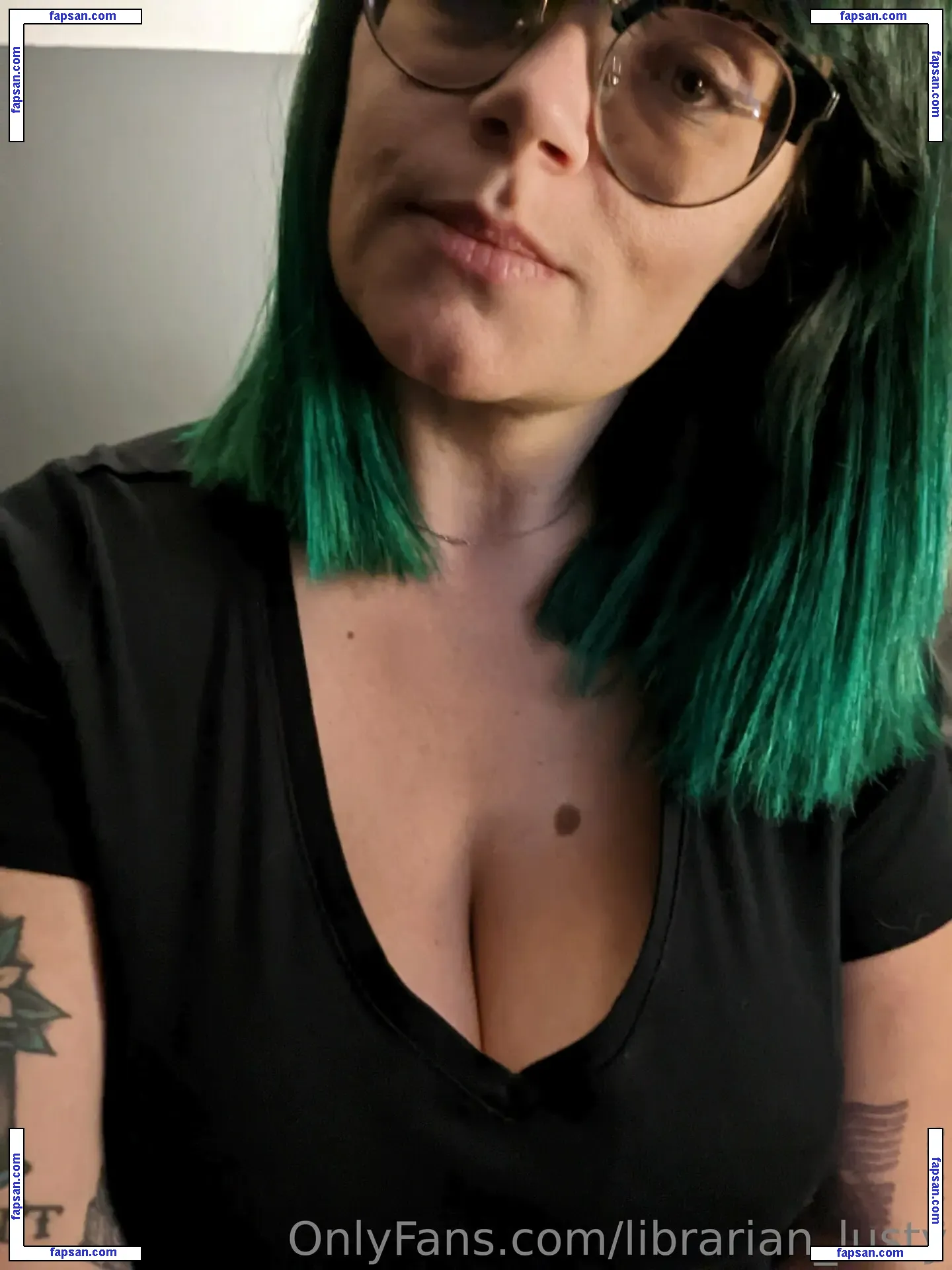 reads_everywhere nude photo #0007 from OnlyFans