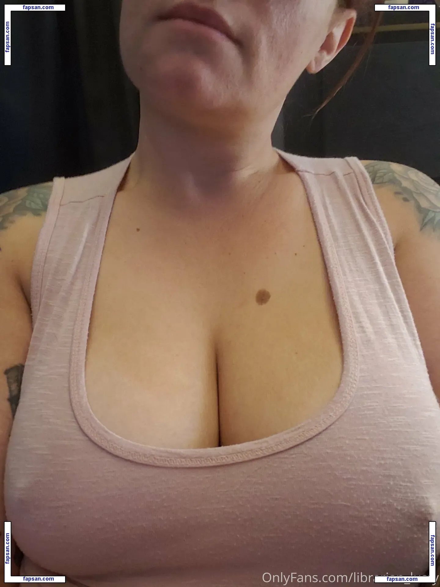 reads_everywhere nude photo #0018 from OnlyFans