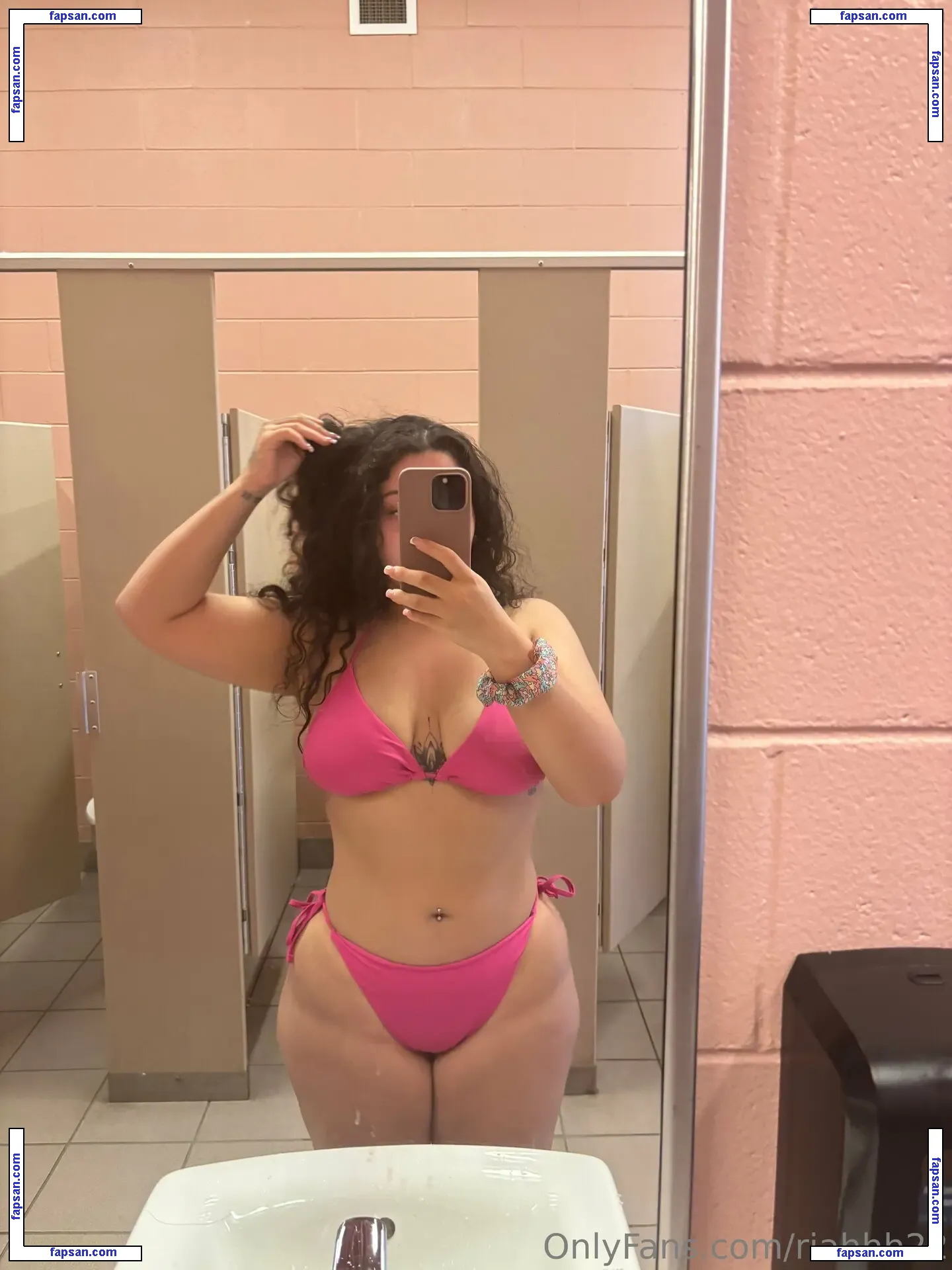 riahhh22 nude photo #0003 from OnlyFans