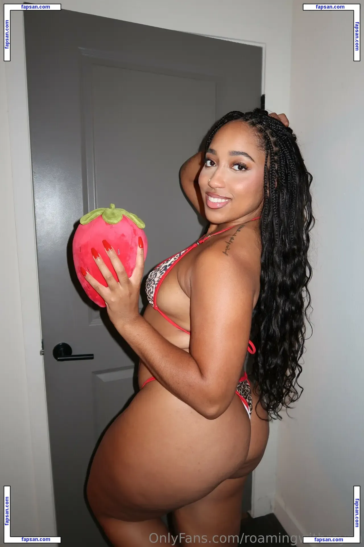 roamingwithreyna nude photo #0004 from OnlyFans