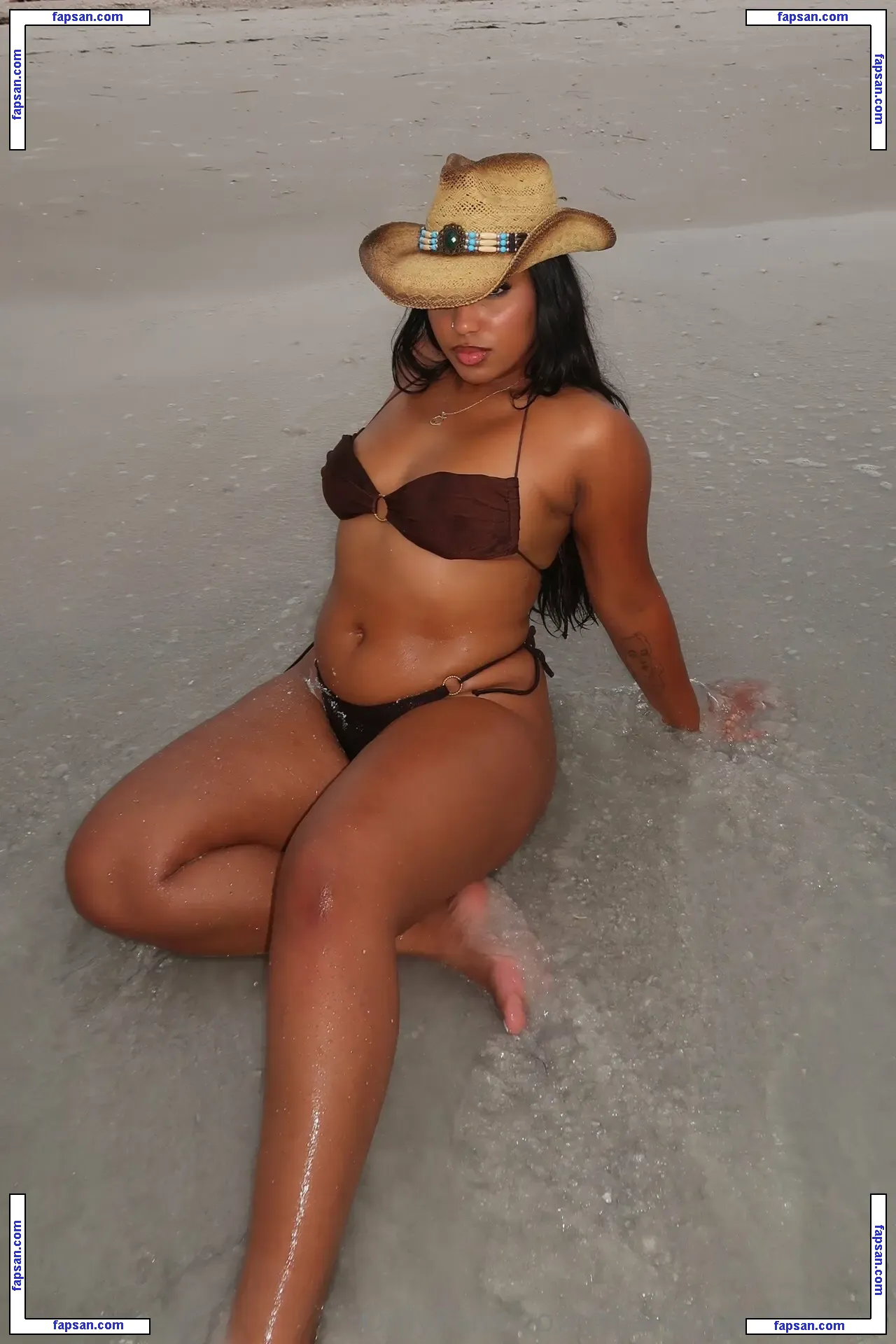 roamingwithreyna nude photo #0014 from OnlyFans