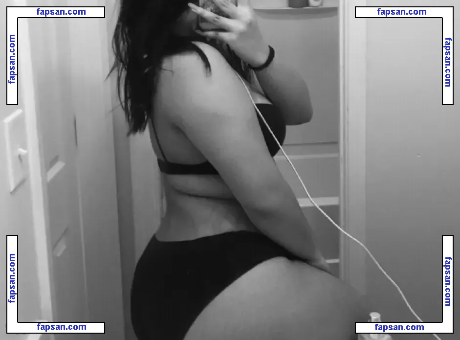 Rosaphy Rxsekiss nude photo #0004 from OnlyFans