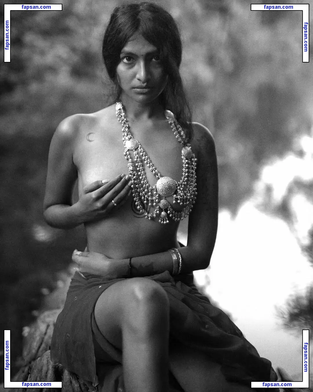 roshneee.e голая фото #0001 с Онлифанс