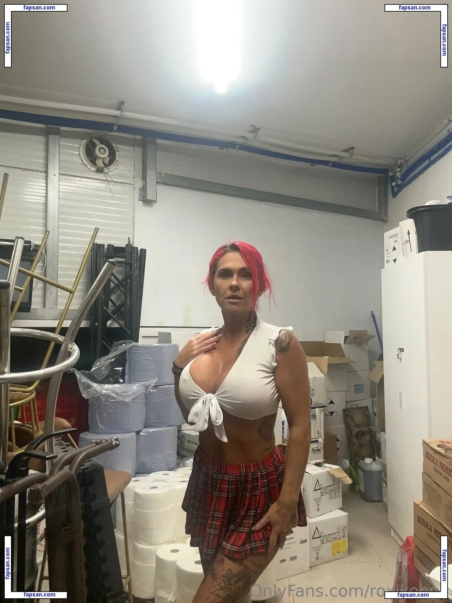 roxikeogh nude photo #0029 from OnlyFans