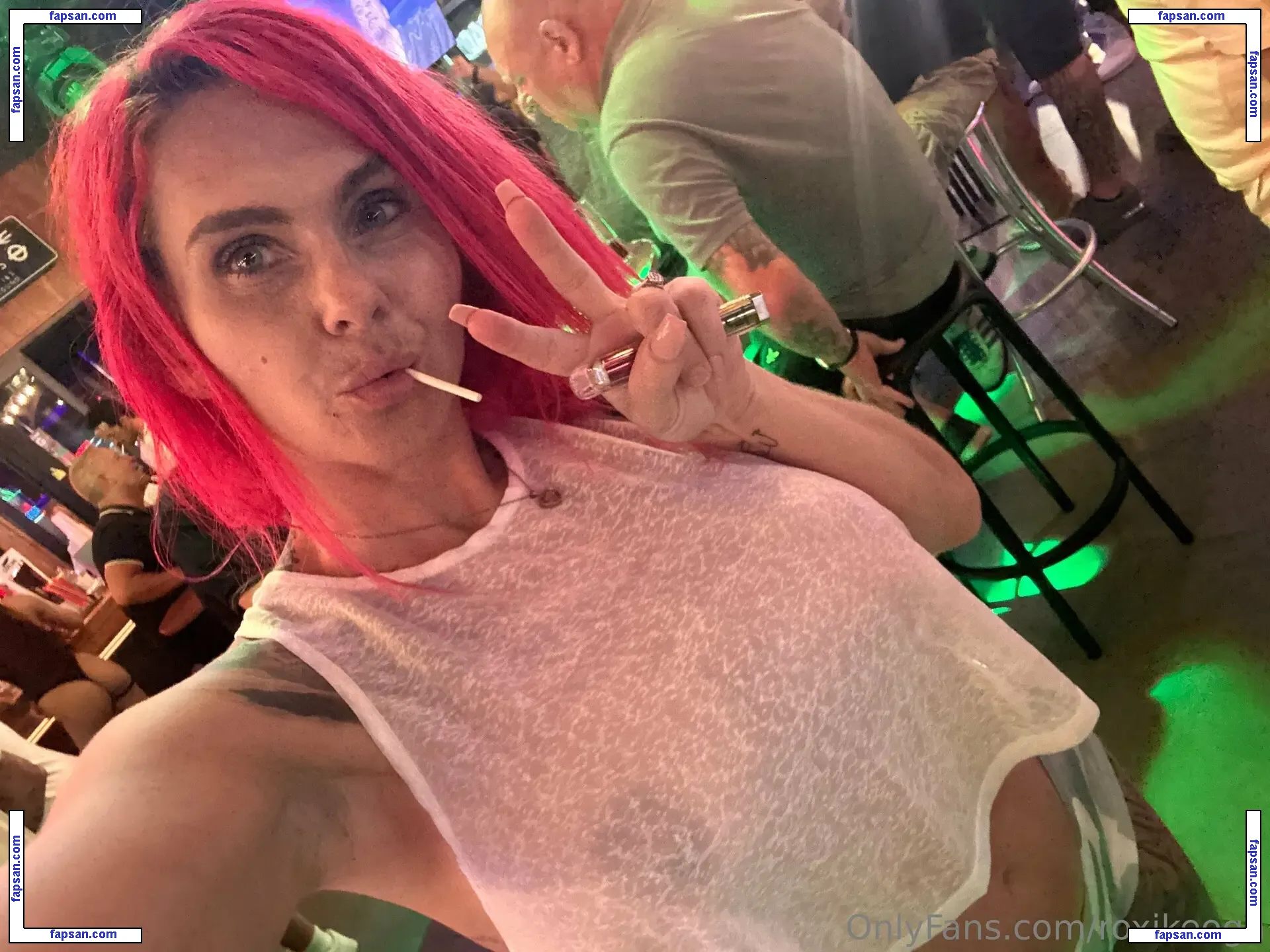 roxikeogh nude photo #0033 from OnlyFans