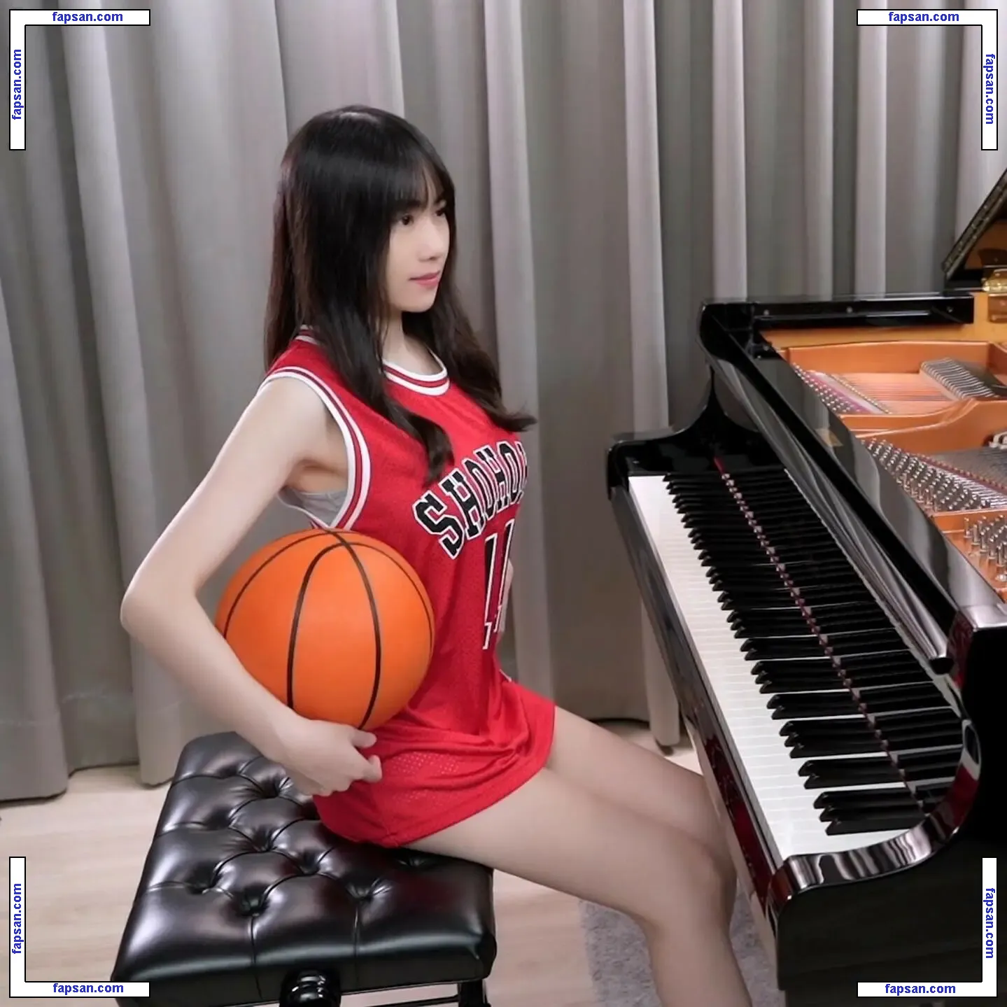 Ru’s Piano nude photo #0014 from OnlyFans