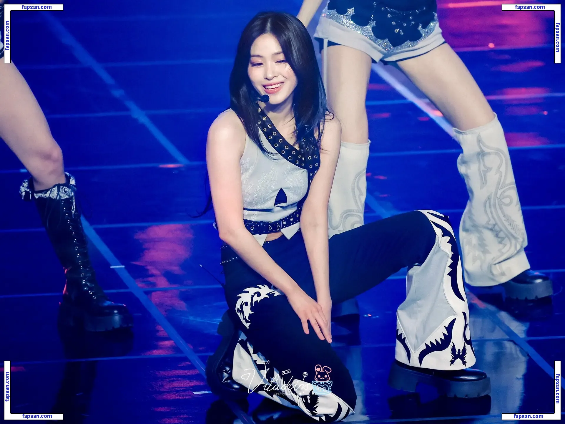 Ryujin - ITZY (신류진, Shin Ryu-jin) nude photo #0009 from OnlyFans