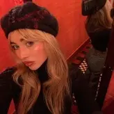Sabrina Carpenter голая #0593