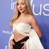 Sabrina Carpenter голая #1011