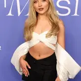 Sabrina Carpenter голая #1031