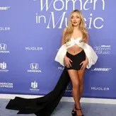 Sabrina Carpenter голая #1033