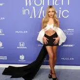Sabrina Carpenter голая #1034