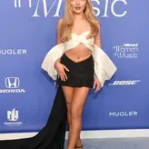 Sabrina Carpenter голая #1036