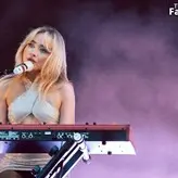 Sabrina Carpenter голая #1337
