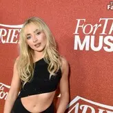 Sabrina Carpenter голая #1799