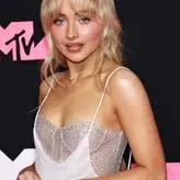 Sabrina Carpenter голая #1993