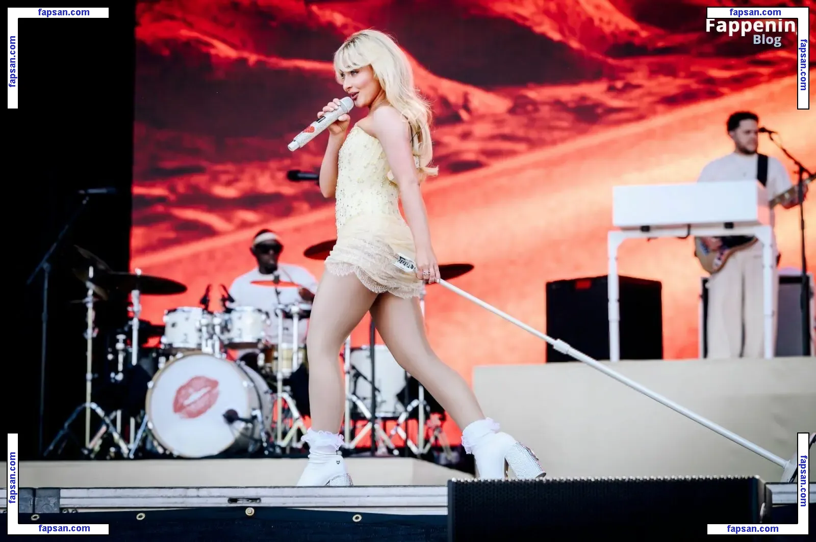 Sabrina Carpenter голая фото #2711 с Онлифанс