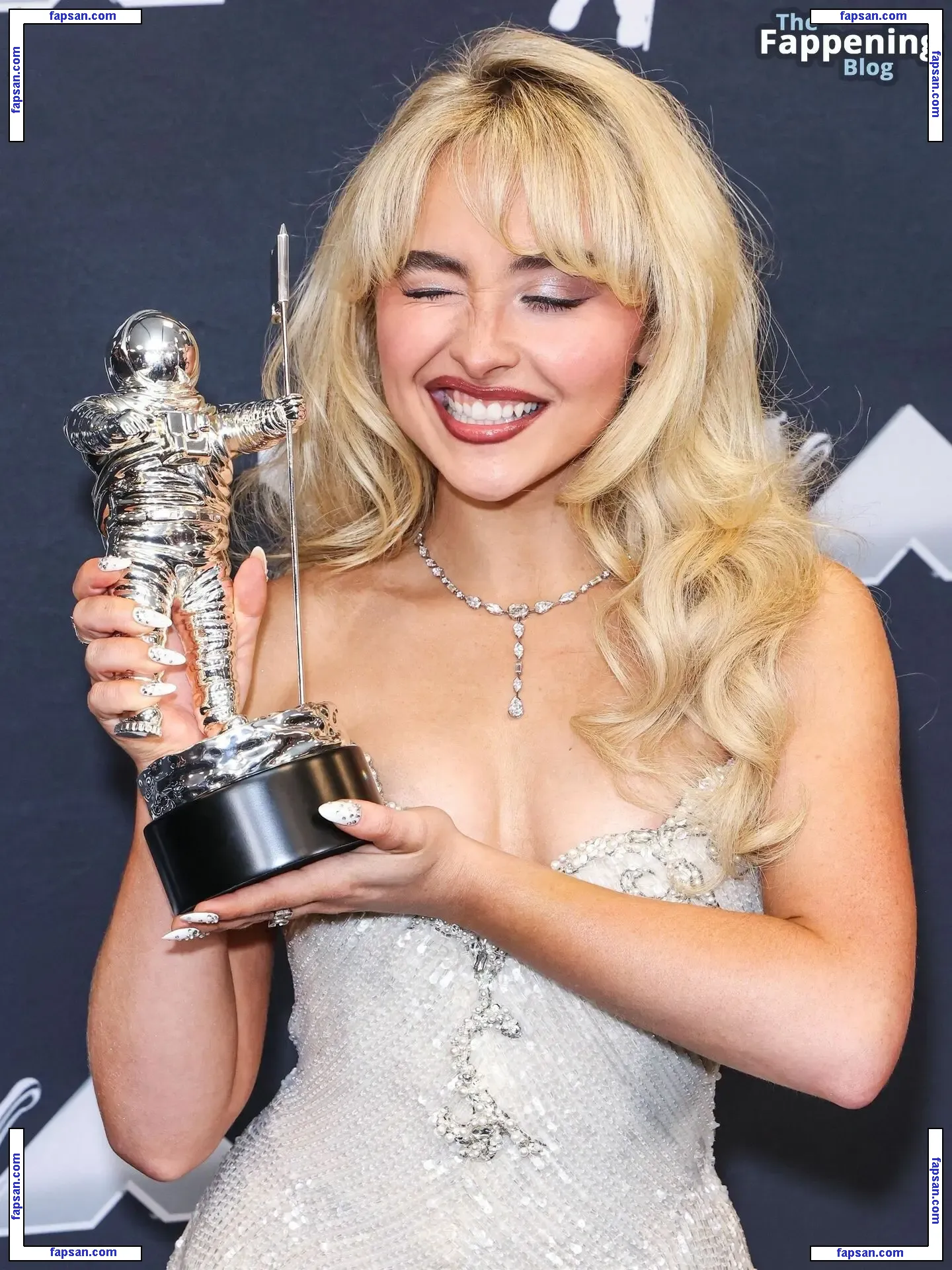 Sabrina Carpenter голая фото #3001 с Онлифанс