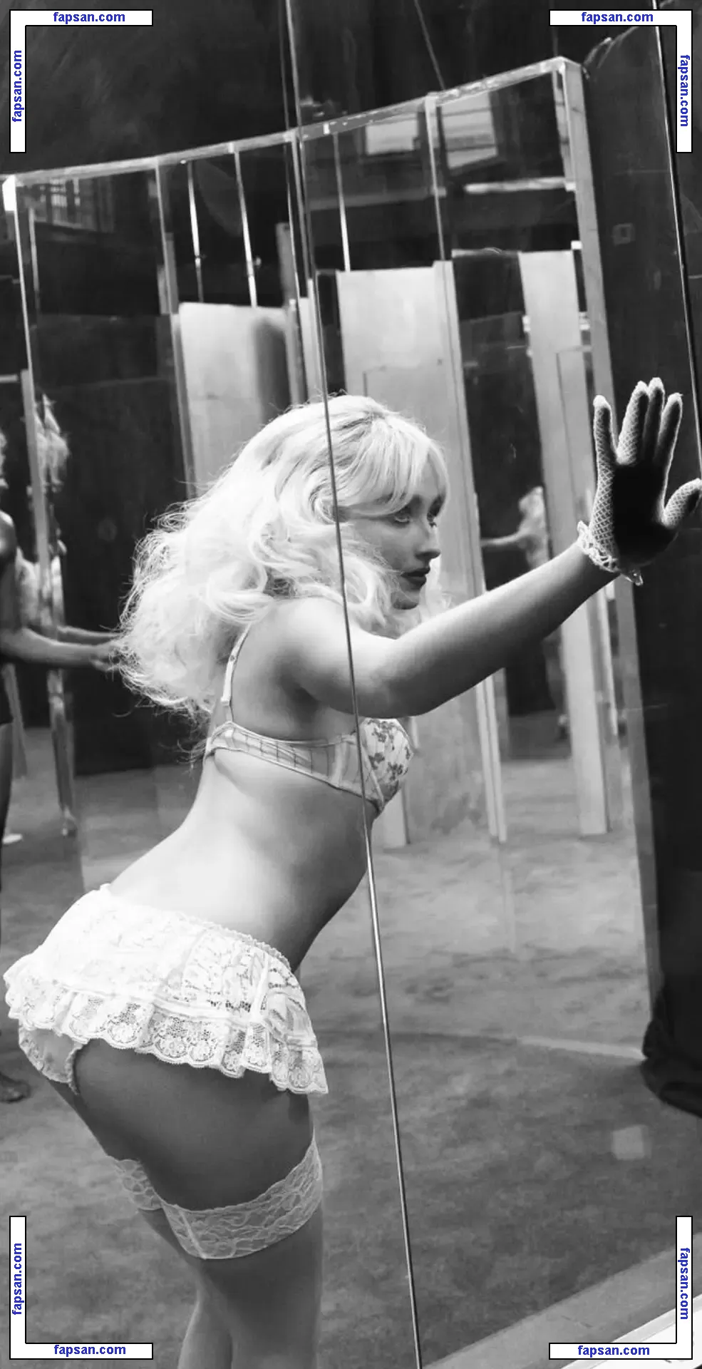 Sabrina Carpenter nude photo #3929 from OnlyFans