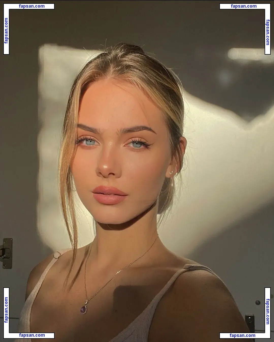 Sara Crumbleleg nude photo #0020 from OnlyFans