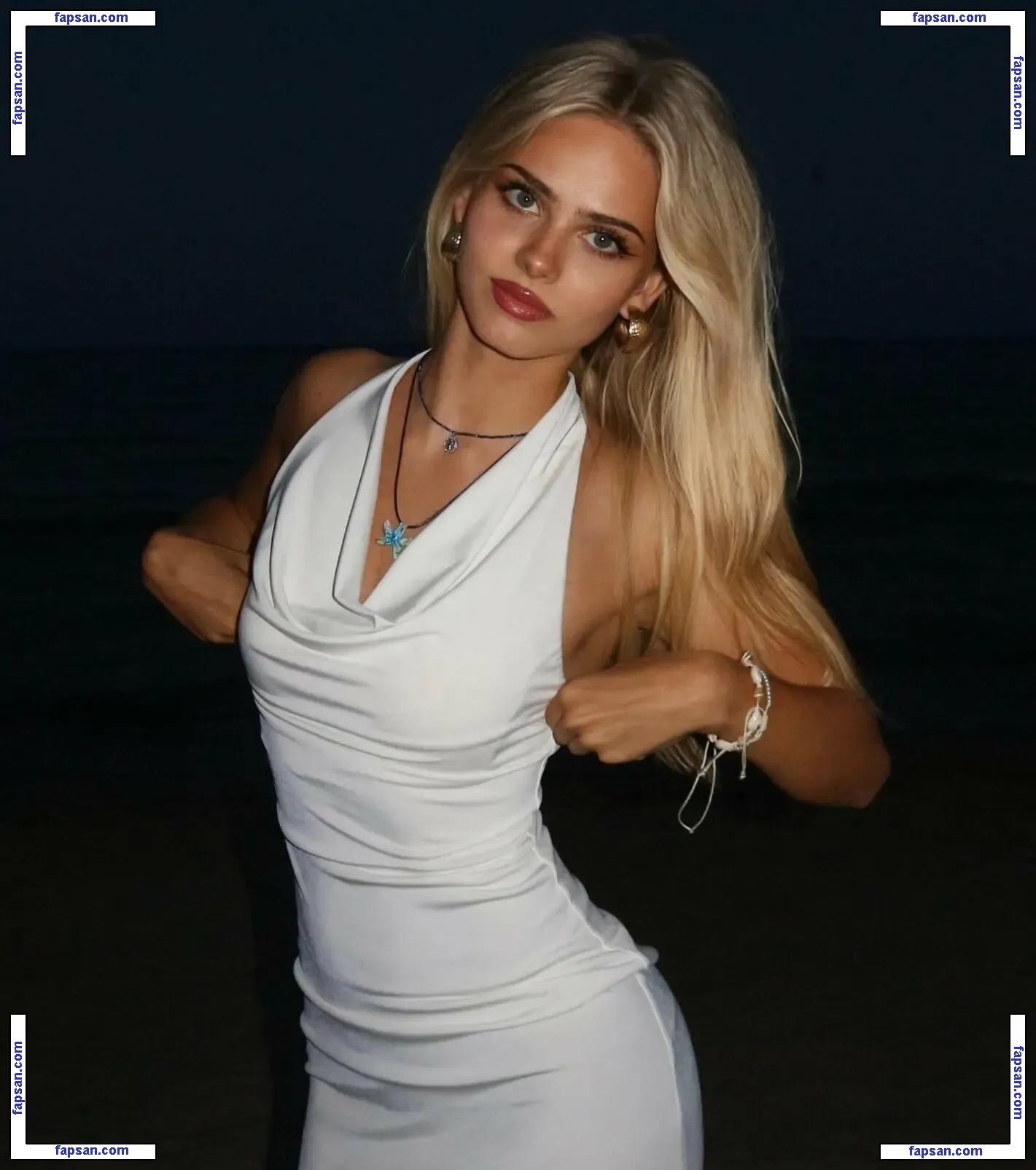 Sara Crumbleleg nude photo #0022 from OnlyFans