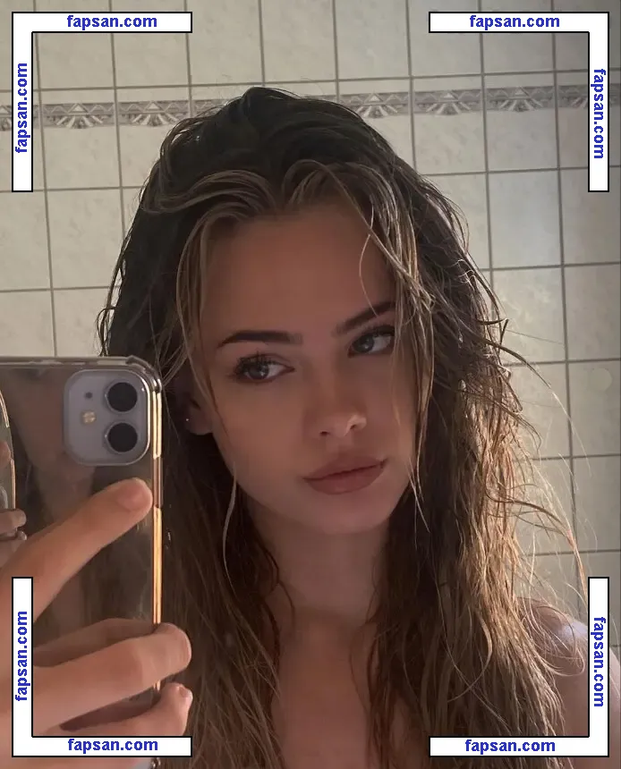 Sara Crumbleleg nude photo #0032 from OnlyFans