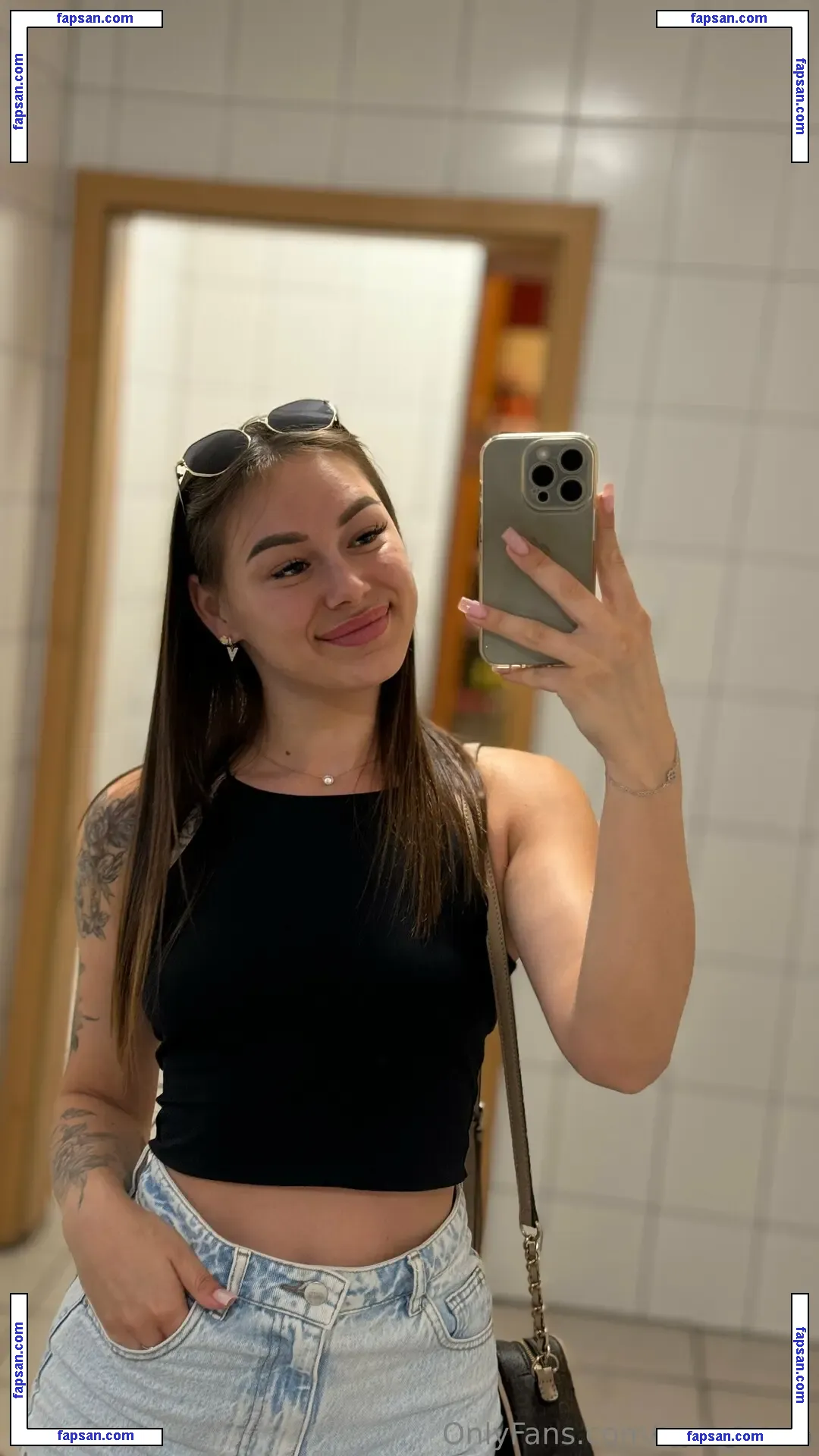 sara_thorn nude photo #0003 from OnlyFans