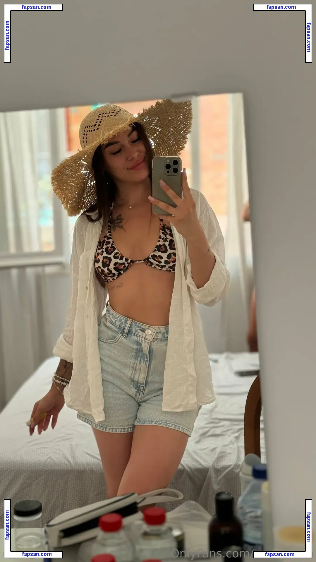 sara_thorn nude photo #0010 from OnlyFans