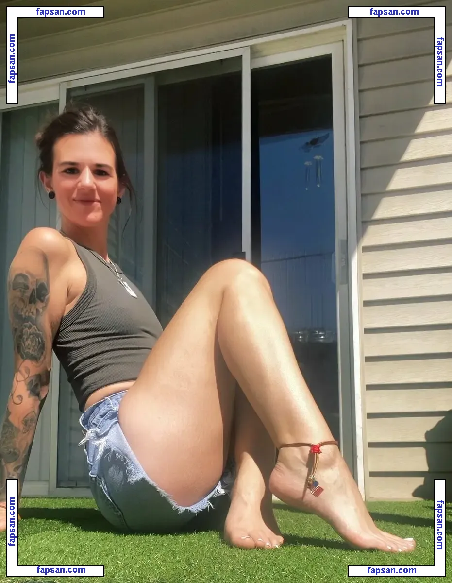 Sarah Sizzle nude photo #0003 from OnlyFans