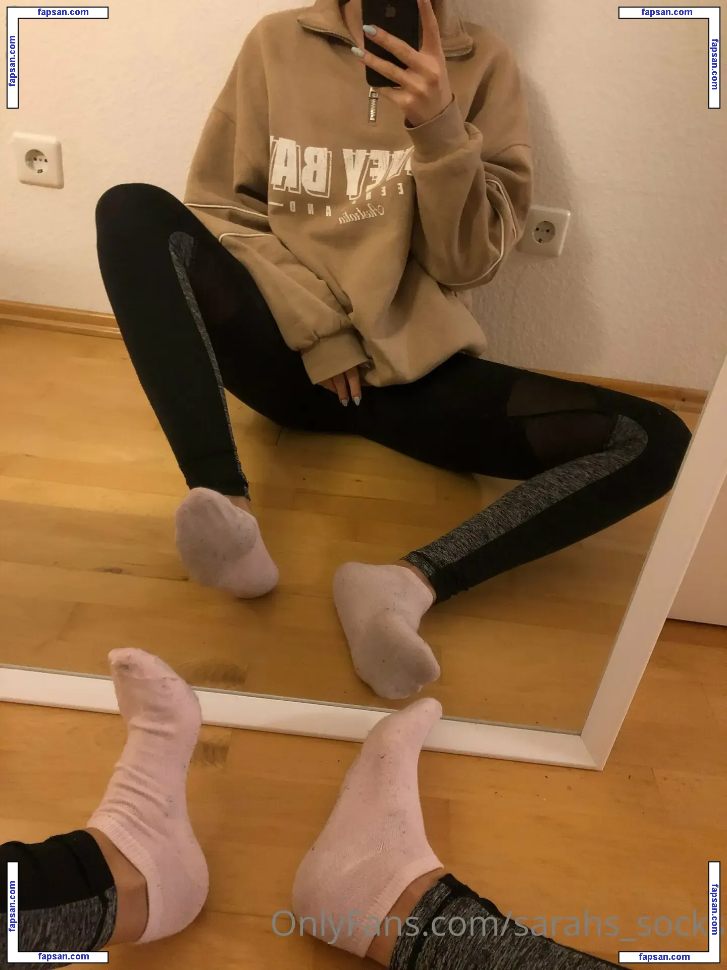 sarahs_socks nude photo #0005 from OnlyFans