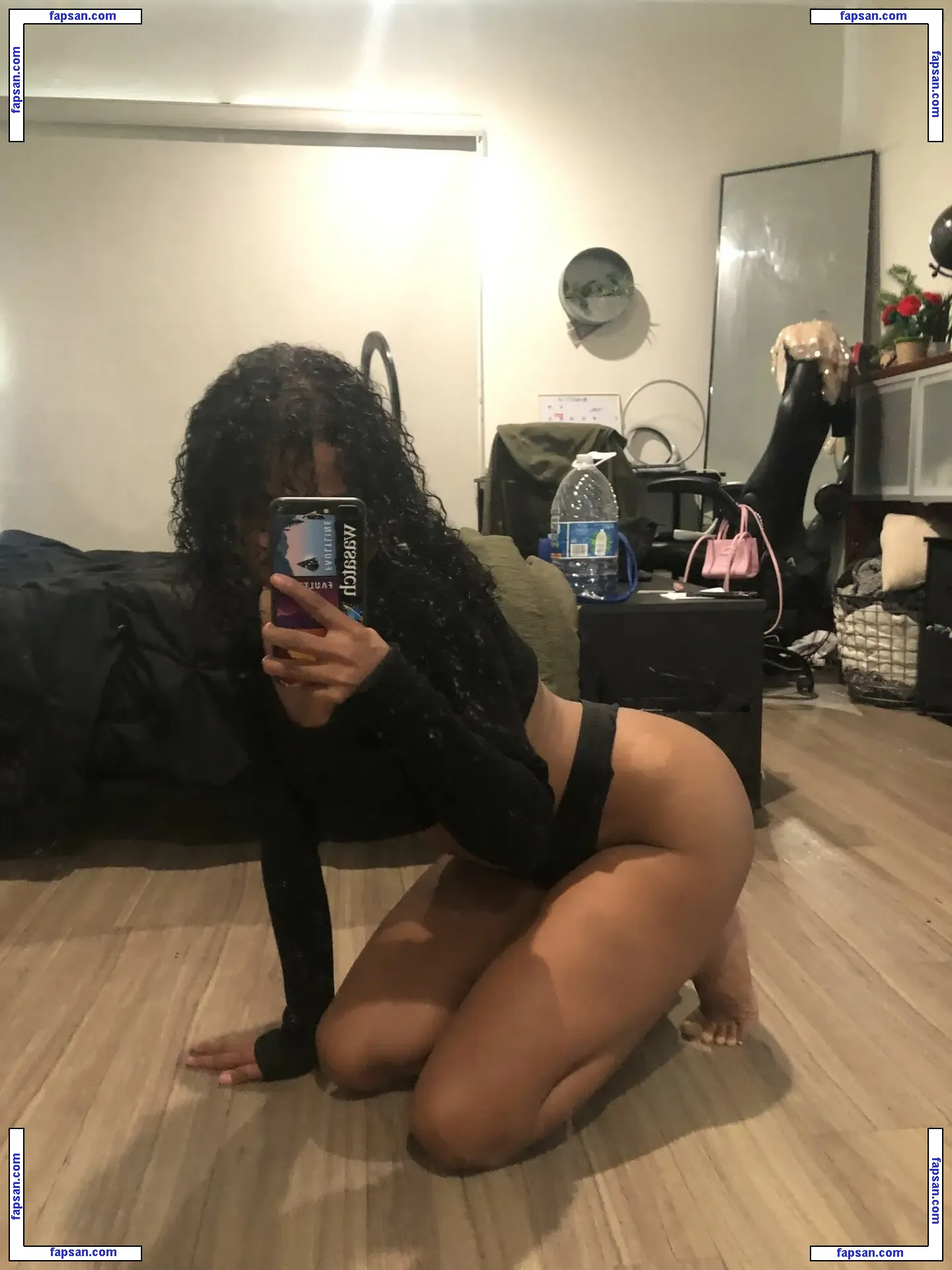 saturnswrld голая фото #0005 с Онлифанс