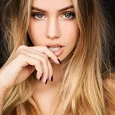 Scarlett Leithold голая #0005