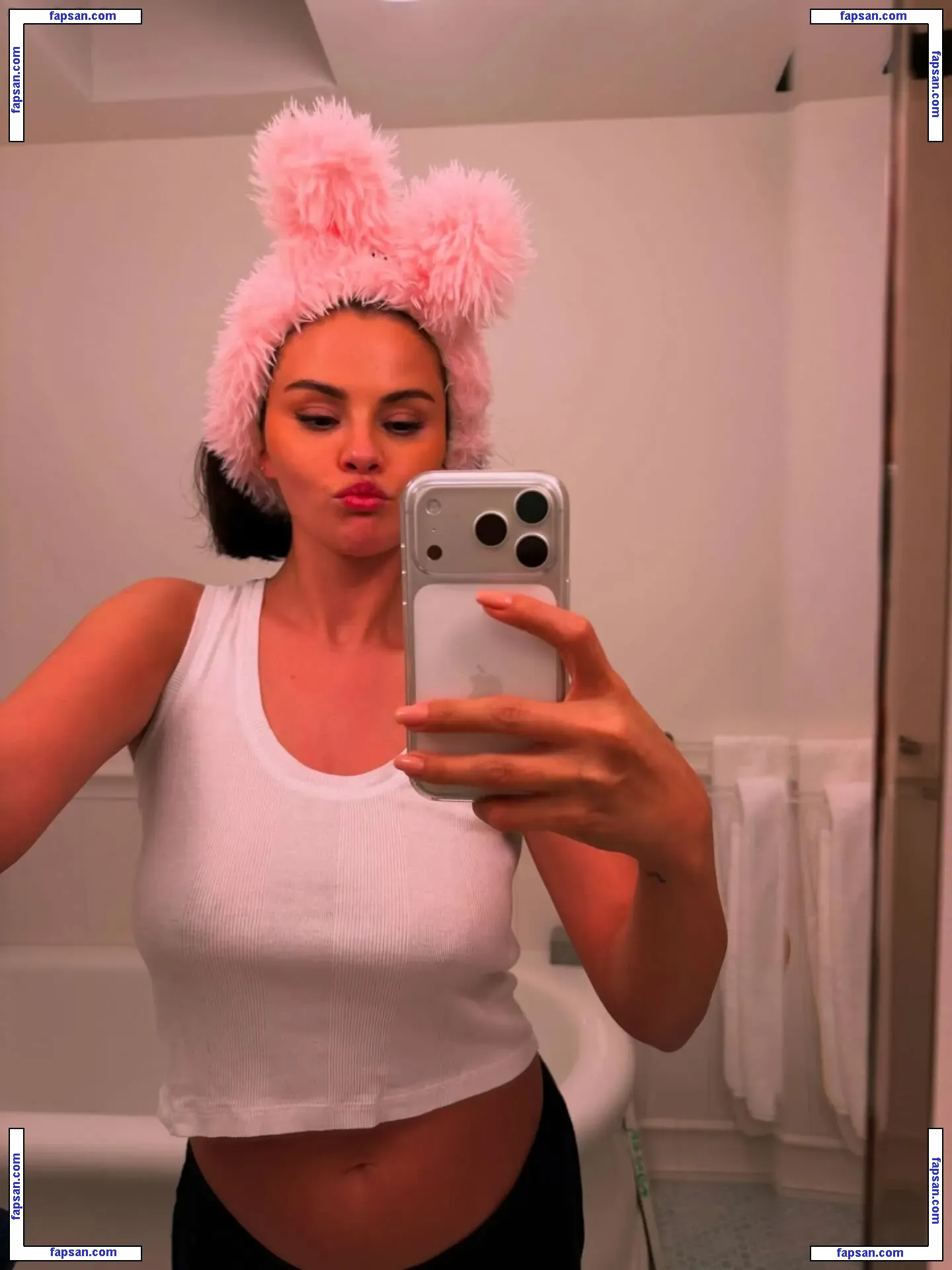 Selena Gomez nude photo #0371 from OnlyFans