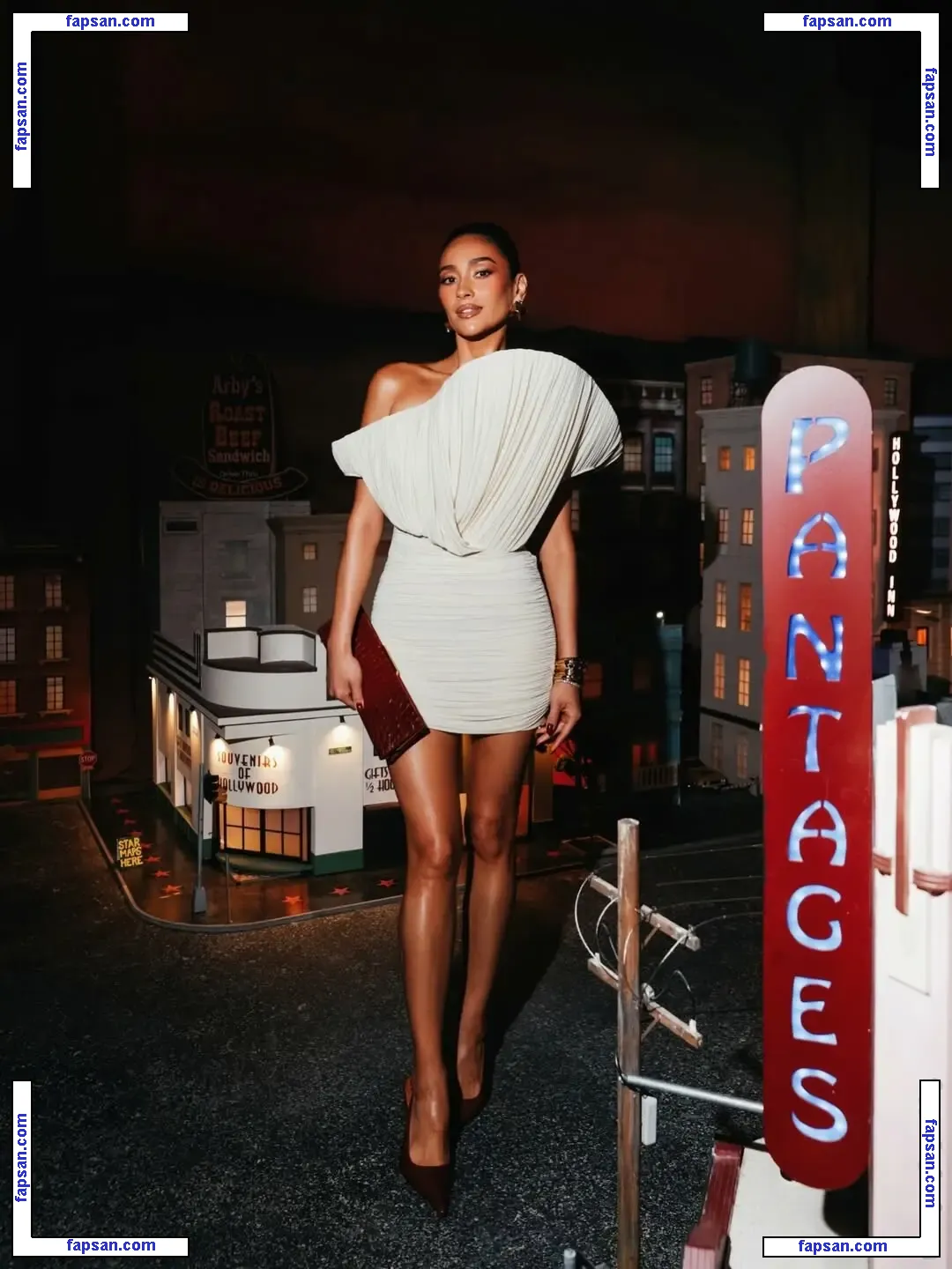 Shay Mitchell голая фото #0922 с Онлифанс