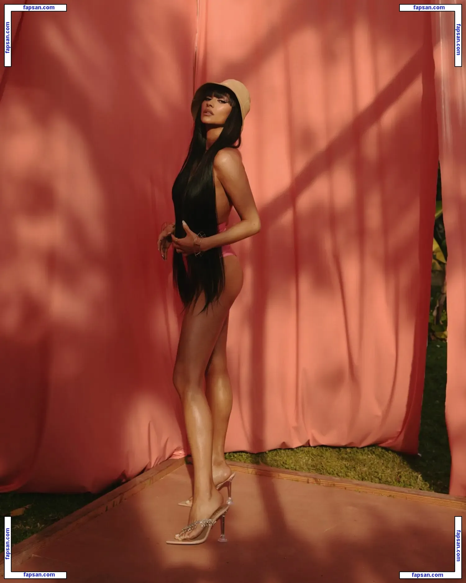 Shay Mitchell голая фото #0945 с Онлифанс