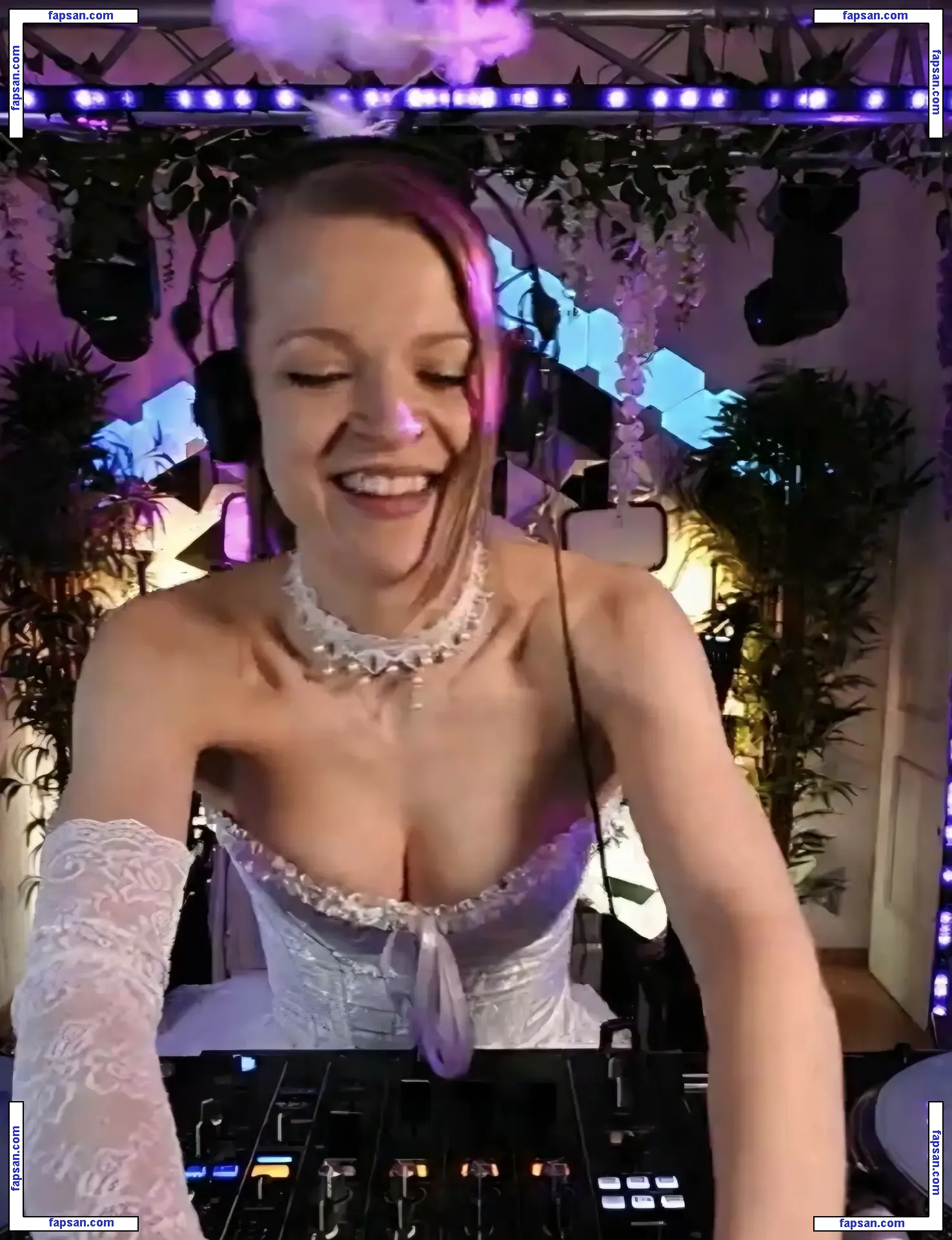 Sintica nude photo #0037 from OnlyFans